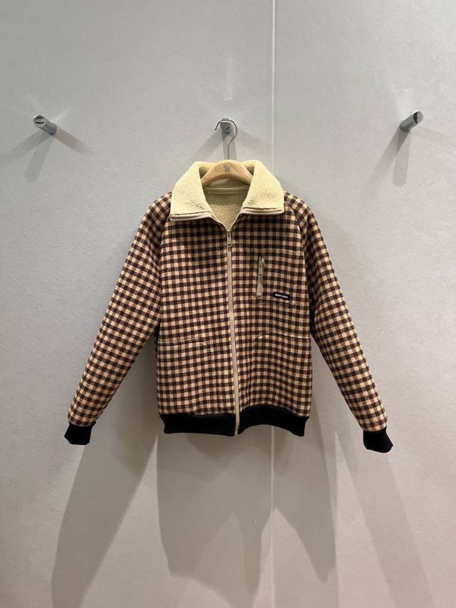 新款 走秀款 复古格纹仿羊羔毛内里摇粒绒夹克外套 毛茸茸保暖下摆拼接罗纹 胸前小Logo字母Miu标装饰宽松显瘦 时尚休闲 减龄百搭 咖格 彩格 Sml
