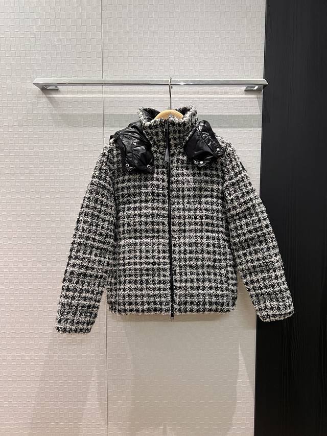 新款 蒙口 撞色连帽粗花呢 立领短款羽绒服外套 帽子可拆卸 经典袖标Logo装饰 两侧隐形口袋设计90羽绒10羽毛 减龄休闲 保暖百搭 黑色红色 012