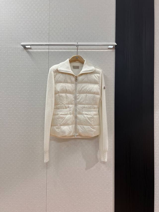 秋冬新款蒙口 翻领针织拼接羽绒服外套 两侧口袋袖口绞花经典袖标Logo装饰 保暖修身时尚显瘦 休闲百搭 90羽绒10羽毛 黑色粉色白色 S-Xl