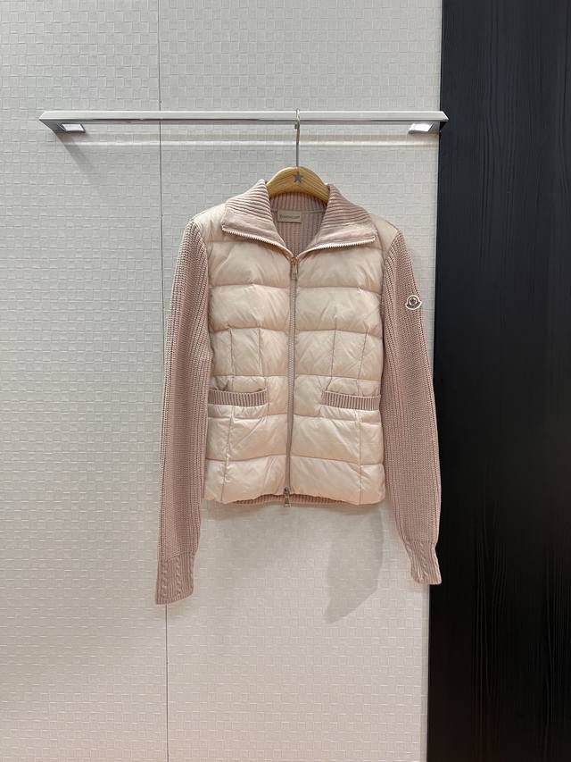 秋冬新款蒙口 翻领针织拼接羽绒服外套 两侧口袋袖口绞花经典袖标Logo装饰 保暖修身时尚显瘦 休闲百搭 90羽绒10羽毛 黑色粉色白色 S-Xl