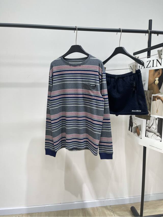 M粉灰条纹单口袋圆领长袖T ，面料：全棉 颜色：藏蓝灰细条纹 * ｜撞色条纹长袖 25Ss秋冬新款上新！ 这款T恤简约的Oversize线条 与Mi*徽标形成鲜