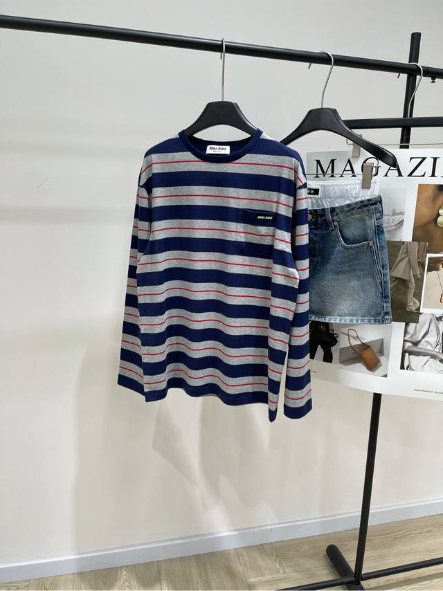 M灰蓝条纹口袋圆领长袖T ，面料：全棉 颜色：灰蓝条纹 * ｜撞色条纹长袖 25Ss早春新款上新！ 这款T恤简约的Oversize线条 与Mi*徽标形成鲜明对比