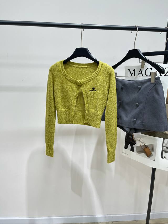 Sst抹茶绿一粒扣短开衫 ，面料：羊毛圈圈纱 颜色：抹茶绿 短款方领的样式，采用单扣设计 胸前有Shushutong品牌刺绣 版型复古精致 穿搭轻松却传达出不一