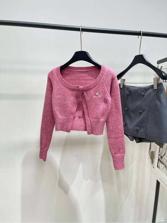 Sst玫粉色一粒扣短开衫 ，面料：棉混纺 颜色：玫粉色 短款方领的样式，采用单扣设计 胸前有Shushutong品牌刺绣 版型复古精致 穿搭轻松却传达出不一样的