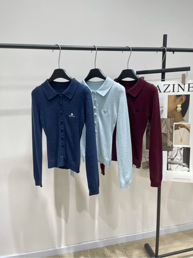Sst三色单排扣Polo毛衣 ，面料：羊毛混纺 颜色：藏蓝、浅蓝、酒红 Shushutong 25Aw单领单排扣针织衫 设计细节:翻领假扣，复古又有小心机 修饰