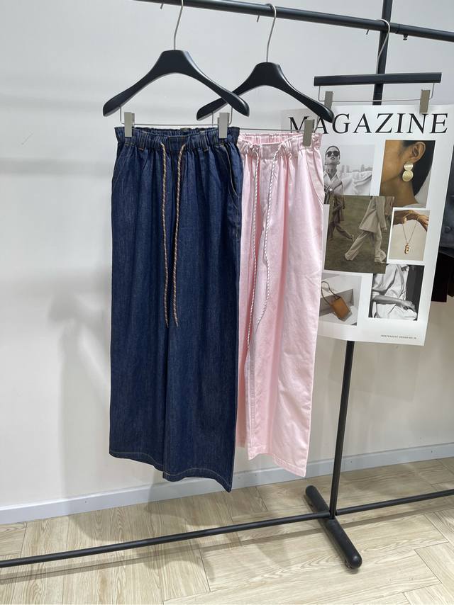 Ra两色抽绳休闲长裤 ，面料：棉 颜色：深蓝、浅粉 Rarely Alike抽绳休闲长裤 阔腿直筒裤是系带弹性束腰的 宽松的版型对各种腿型都很友好 走路带风，超