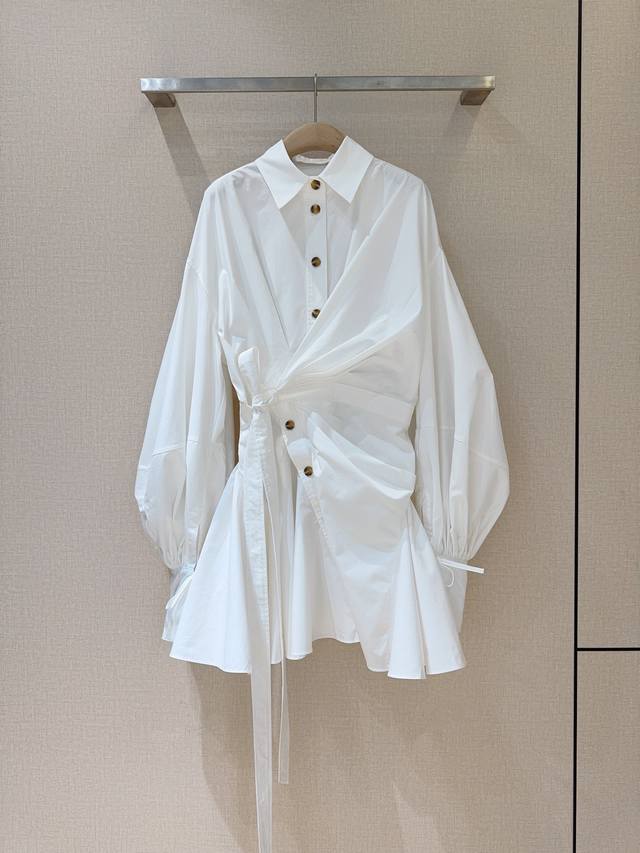 Z*I*M*M 26早春新品推荐 翻领设计，选用棉质面料制成，采用灯笼长袖，配加长的收紧式绑带式袖口，收腰设计，勾勒出曼妙腰线，前襟，裙身都有纽扣点缀，整体版型