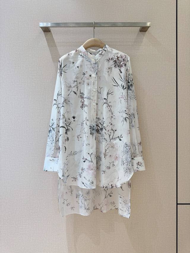 D家的系列金典长袖衬衫 万千繁花花卉印花上衣，棉质地面料柔软顺滑，清透灵动，衣身带有小蜜蜂刺绣工艺，也是D家的经典标志 整件衣服纽扣都是采用天然贝壳扣 纯棉材质