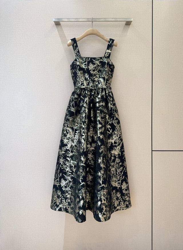 D家新品推荐 华丽吊带礼服裙 甜美金线烟花蝴蝶刺绣蓬蓬裙 复古气质吊带裙，秀出香肩美背精致华丽，金线蝴蝶提花定制面料，挺括有型 质感高档光泽闪耀，2侧设有口袋，