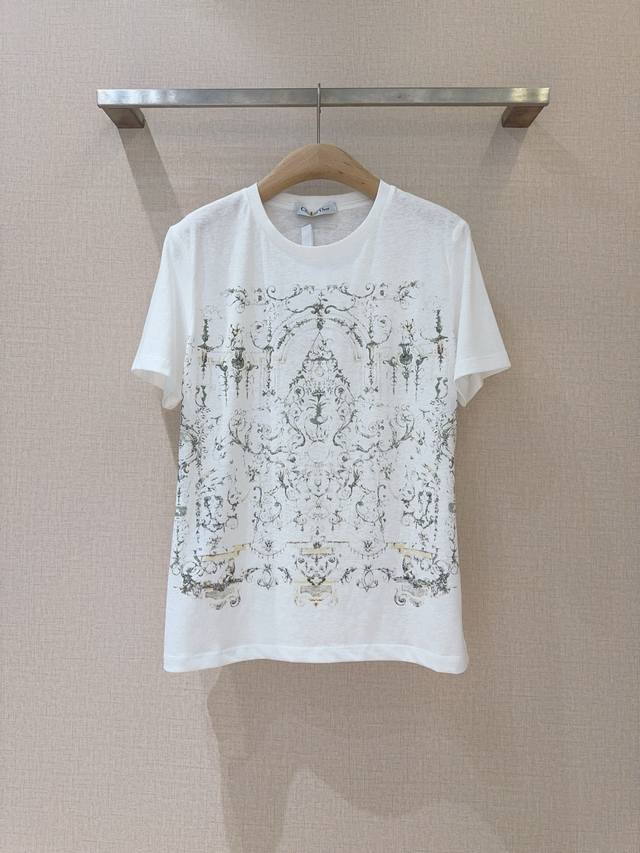 D家 26 新品印花百搭T恤 圆领印花T恤，采用棉麻面料精心制作，胸前标志性图案印花让衣服品质更加上乘，跟足原版时尚休闲，随意搭配单品 ，亦可搭配配套短裤，令造