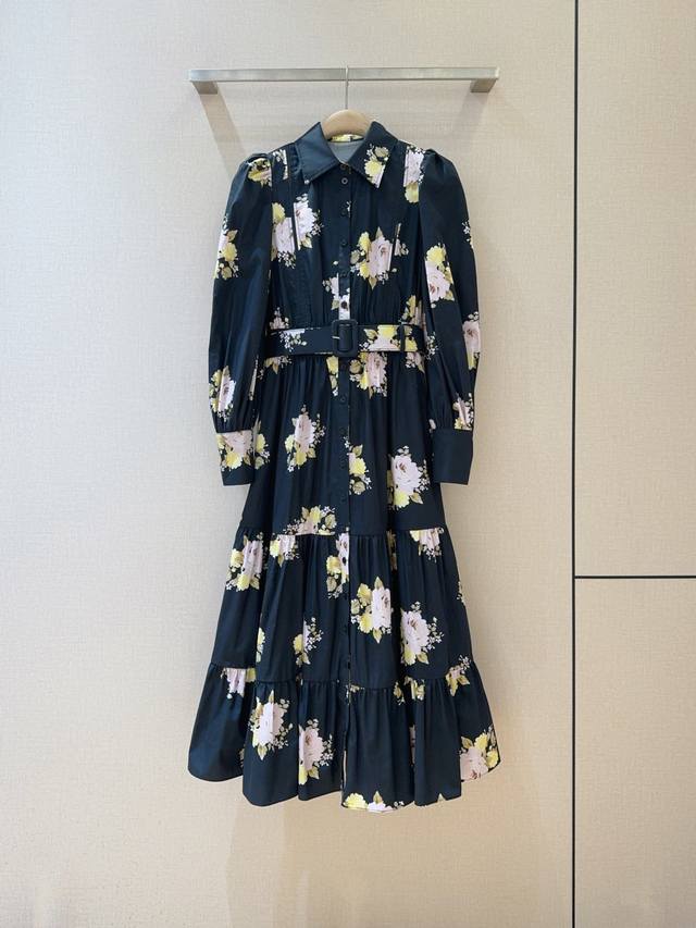 Bytim*O春夏新款～ 浪漫碎花裙是温柔系穿搭的代表，小翻领的设计淡雅的色调自带柔焦效果，轻盈的裙摆勾勒出季节的轮廓~门襟纽扣开合，搭配本布腰带，随风舞动的裙