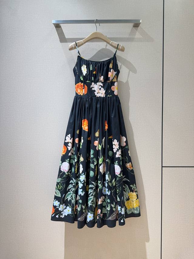 Cara C*A*R*A新款推荐 束腰设计中长款吊带连衣裙，缤纷彩色花卉图案，选用舒适纯棉面料制成，饰有彩色的花卉图案，上身采用U型紧身胸衣式设计，搭配阔裙摆剪