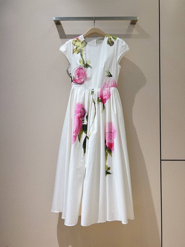 Oscar De La Rent*A 25New 粉色棒糖玫瑰花印花图案，选用法式的圆领设计，定位印花，后背隐形拉链自然收腰，在腰围处做了个压褶褶的高腰风格，曲