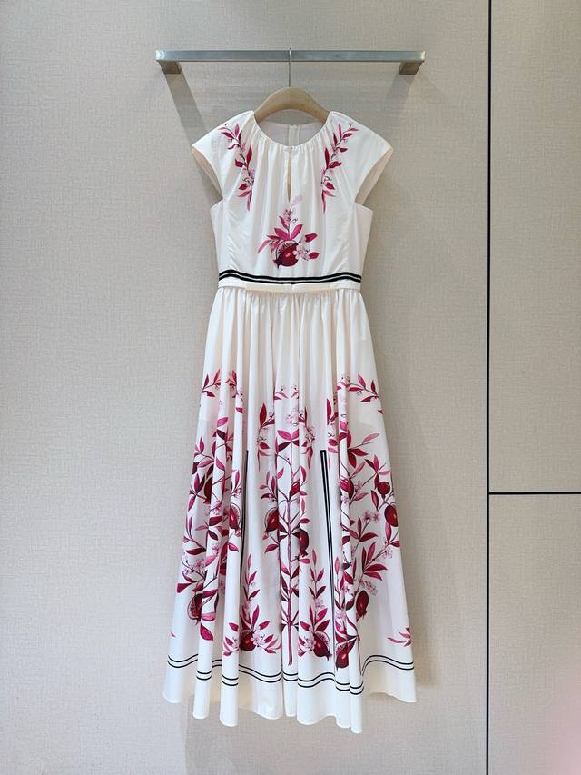 Giambattista Valli 新品推荐 圆领短袖印花连衣裙，纯棉质地，收腰设计，后边隐形拉链设计，两侧设有口袋， 简约不失优雅，清新又带点复古韵味。 码