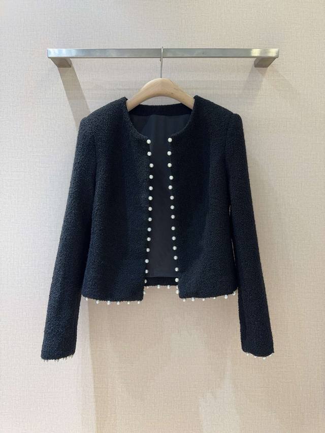 Oscar De Lare*N*T*A 2026早春新品... 金典黑色短款外套，选用50%Wool，50%Polyester用料制成。质感绝了！珍珠装饰精致又