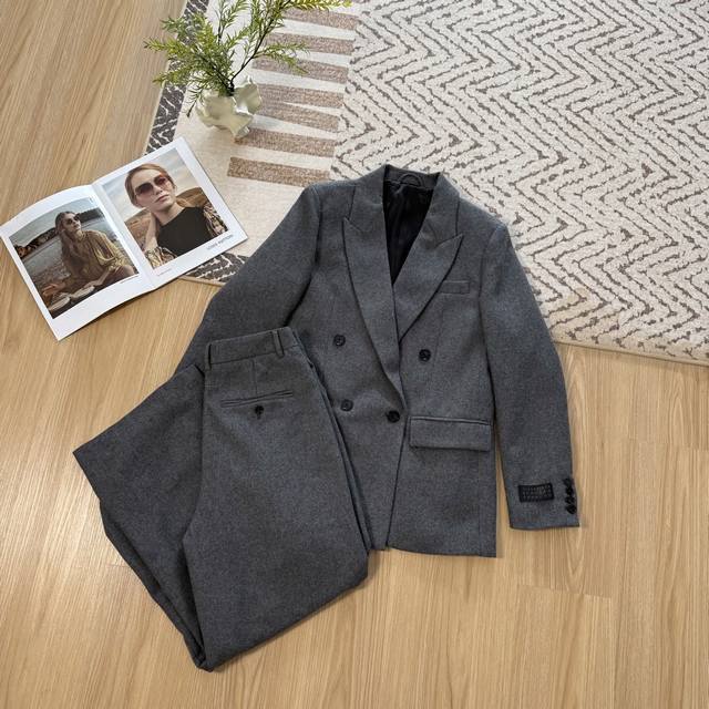 时髦干练 Mm6 25秋冬新品 高级灰毛呢西装套装 数字标廓形西装外套阔腿西裤 低调时髦感 秋冬不可或缺的高级灰 双排扣西装翻领剪裁 时髦有范的设计感 上身很大