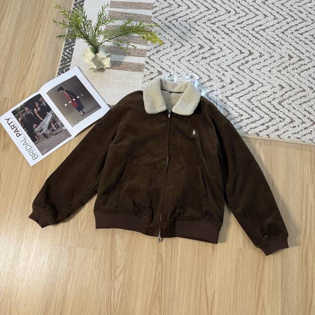 休闲时髦 热门小众 25 秋冬 可拆卸羊羔毛领灯芯绒夹棉外套 休闲复古设计 胸前马标刺绣点缀 精致又经典 要时髦更要温暖就是这一件了 很有冬日复古Feel 氛围