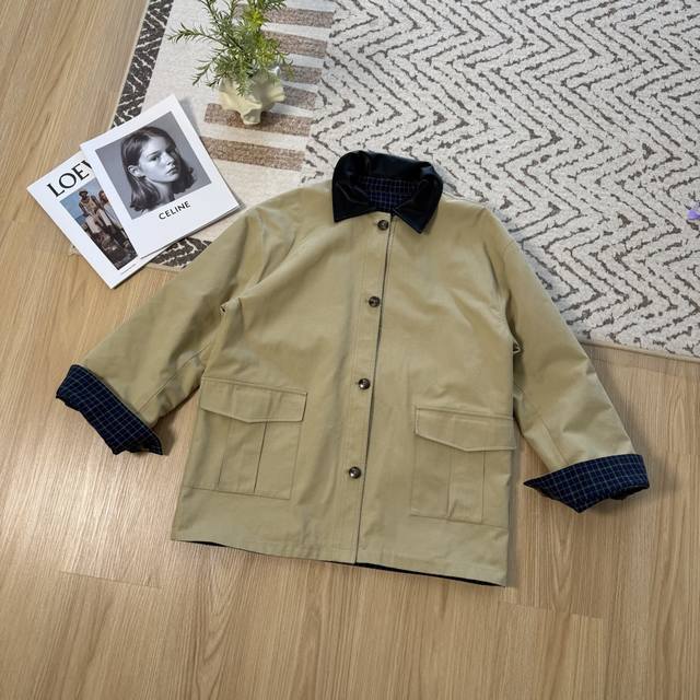 个性两面穿 小众 25秋冬 撞色Pu翻领设计卡其色风衣外套 格纹的内里两面穿 打破沉闷 增加复古感 袖口挽起来可以卷边穿 上身很有范 廓形的版型 利落显瘦 带一