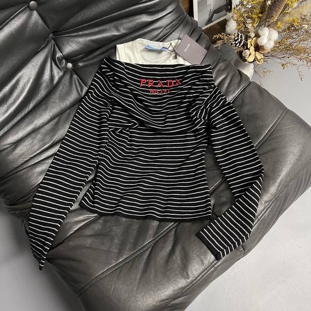 普拉达25新款上衣 假两件效果黑白条纹配色，露肩设计刺绣红字母，羊绒羊毛面料软乎乎又修身，单穿是纯欲辣妹，超百搭Sml