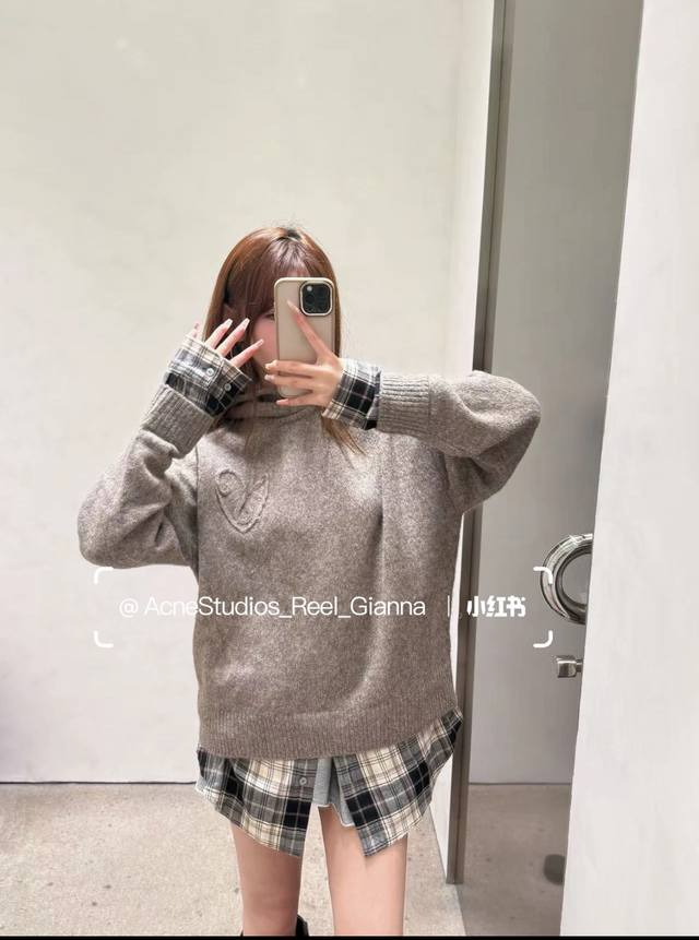 25新款双层羊绒连帽毛衣 以双层羊绒打造，柔软细腻而富有支撑力，带来温润而轻盈的穿着体验。常规版型简洁大方，兼顾舒适与层次感。正面袋鼠口袋增添休闲氛围，连帽上点