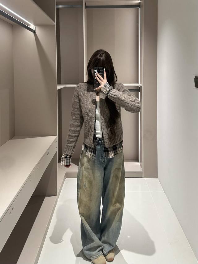 25新款 格纹拼接假两件毛衣开衫 点睛之比就是格子衬衣设计 不可以拆卸的哦 颜色很搭，懒人必备款，毛衣很像手编的，又复古又时髦，显得毛衣不那么单调，一件衣服帮你