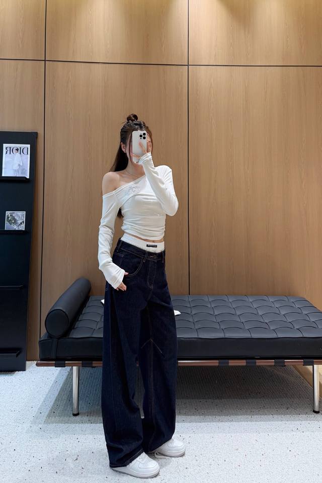 25女神同款镰刀牛仔裤 这款牛仔裤选用优质面料，工艺渐变色洗水， 烫钻字母装饰 挺括的版型与个性的设计相结合，专属品牌配件装饰，让你成为最独特的存在。 无论是潮