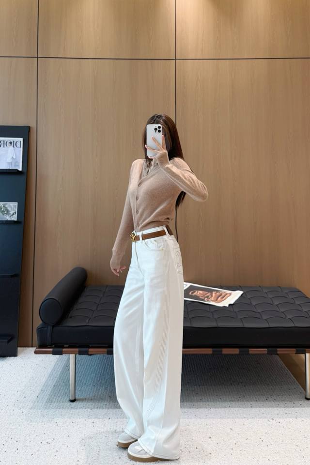 25女神同款明线刺绣牛仔裤 这款牛仔裤选用优质面料，工艺洗水， 挺括的版型与个性的设计相结合，专属品牌配件装饰，让你成为最独特的存在。 无论是潮流前线还是日常休