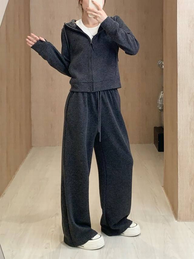 25设计师 原创撞色带帽休闲套装 拉链休闲卫衣外套定制面料，日常穿搭 高级的调调又A又飒！ 立体剪裁 经典的版型，设计自带高级感， 可甜可盐随意搭配超好看， 强