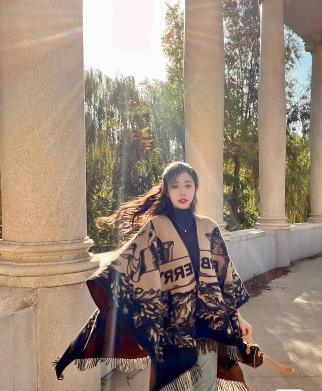 25新款战马骑士斗篷，最新款双面提花战马骑士斗篷大披肩战马骑士徽标配焦糖色经典格子，原纱料线全部专柜定制意大利纺纱，当外套披在身上就好。超级保暖，双面穿