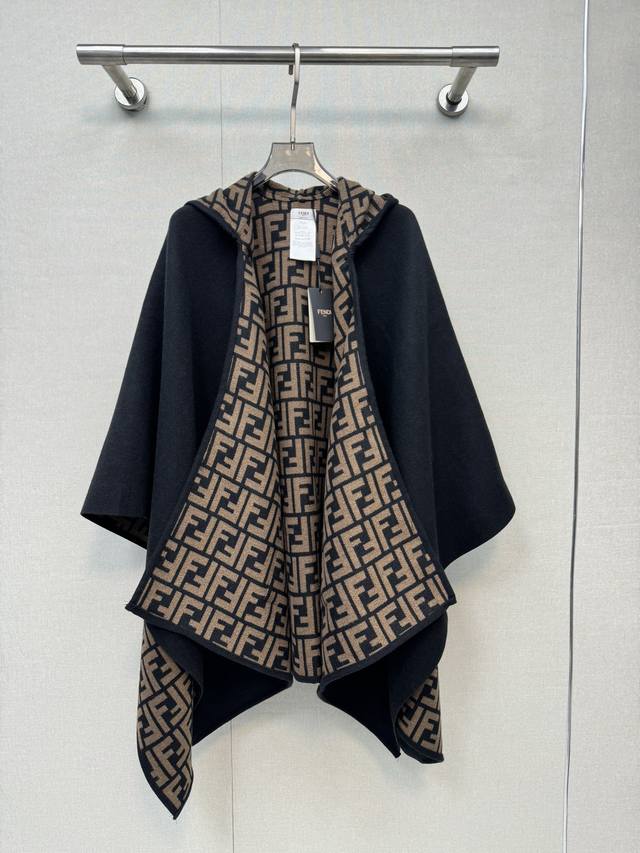 双面羊毛针织外套斗篷 手感柔软舒适细腻，高性价比款 均码斗篷大披肩，连帽非常时尚的印花、太好看啦！很百搭哦、无论连衣裙 小套裙还是短裤长靴，都非常百搭！时尚感爆