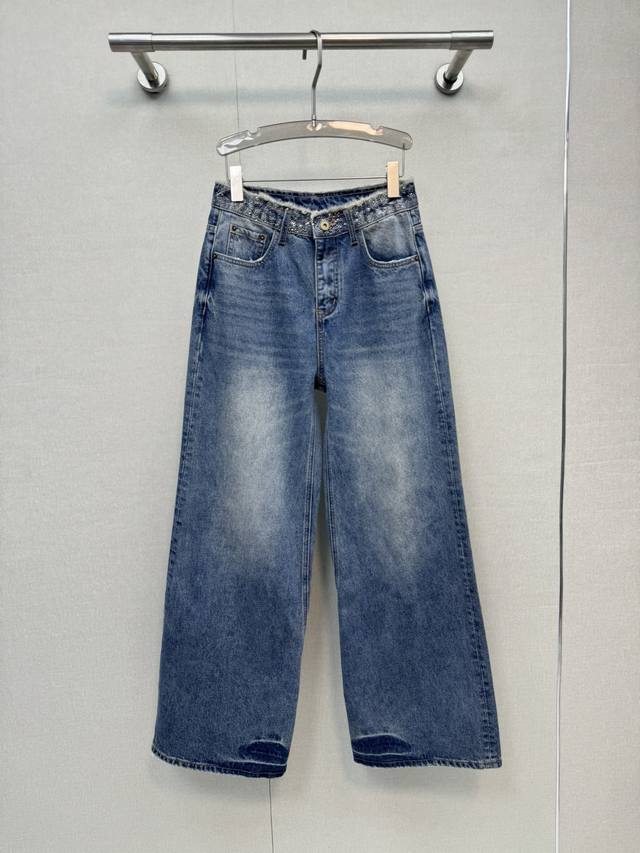 25 毛边烫钻抓绒牛仔裤 这款牛仔裤选用优质面料，工艺渐变色洗水， 双口袋装饰 挺括的版型与个性的设计相结合，专属品牌配件装饰，让你成为最独特的存在。无论是潮流