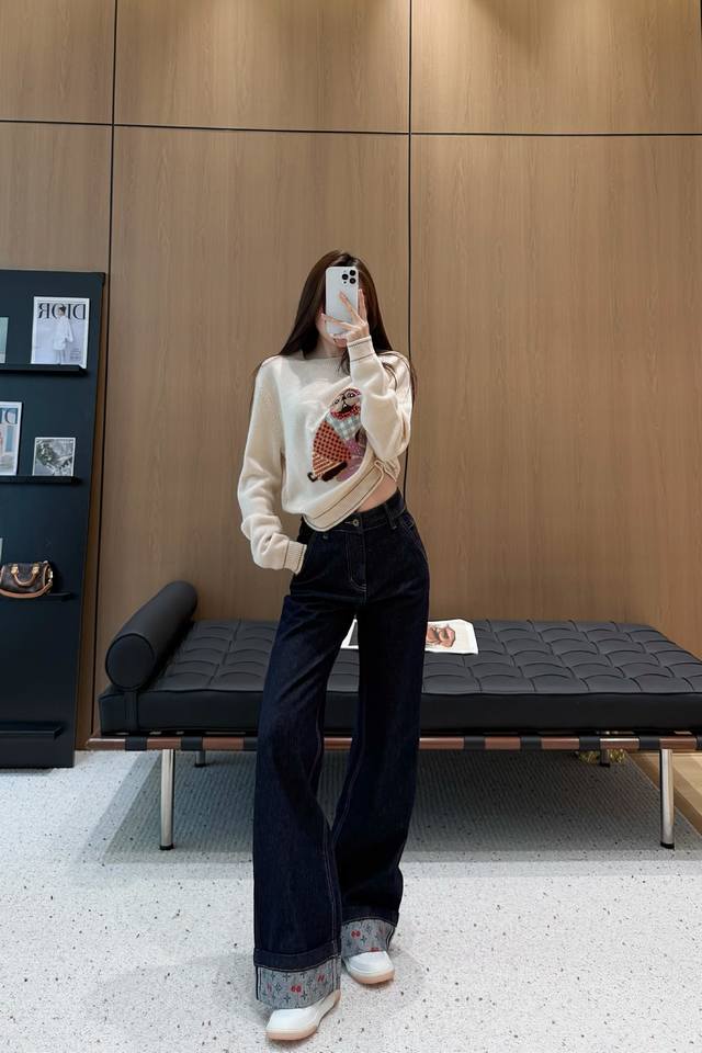 2025 撞色卷边牛仔裤 定制Yb斜纹棉牛仔材质 工艺洗水处理 呈现立体贴牌图案 定制面辅料 高雅显气质 直筒长裤剪裁 骨位线条呼应相得益彰 拉链口袋凸显腰部线