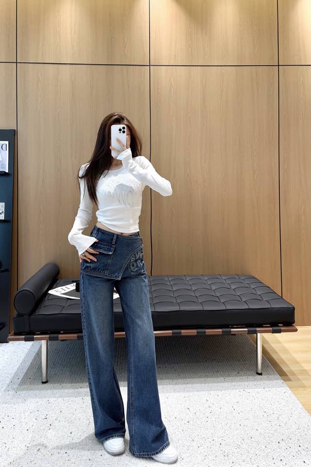 2025 烫钻错层装饰牛仔裤 定制Yb斜纹棉牛仔材质 工艺洗水处理 呈现立体贴牌图案 定制面辅料 高雅显气质 直筒长裤剪裁 骨位线条呼应相得益彰 拉链口袋凸显腰