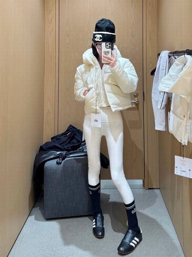 25假两件棉服 冬季Alo假两件立领连帽短款羽绒保暖双层拉链外层高密度防风面料应对多变天气，立领结构保护颈部免受寒风侵袭，可折叠转换为休闲翻领造型。内衬选用吸湿