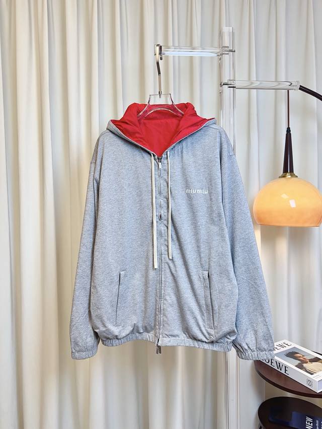 M**新款两面穿刺绣徽标Logo拉链开衫 定制定织双面面料面料 一面纯棉 一面风衣 正反两穿 质感好 亲肤舒适 采用高密度刺绣徽标点缀 定制徽标五金链头 洋气减