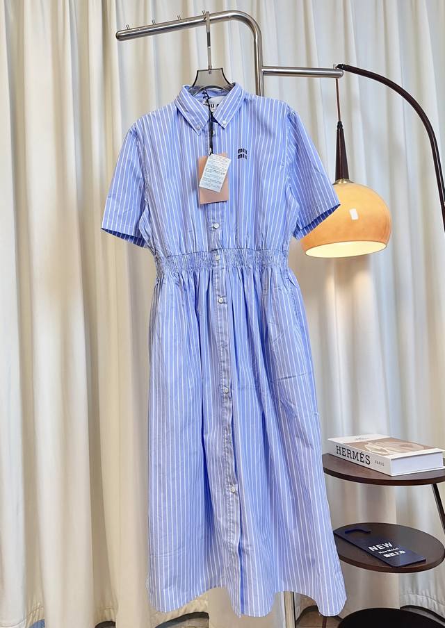 Mi*新款刺绣徽标Logo腰围橡皮圈学院风条纹长裙 定制定织衬衫纯棉面料 柔软舒适 细腻亲肤 采用高密度刺绣Logo点缀 时尚减龄 显瘦气质 大货不配主唛吊牌