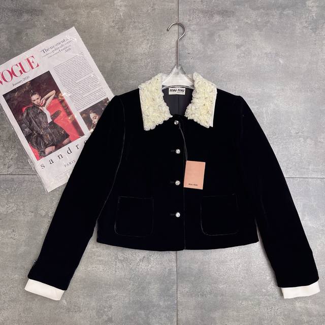 翻单出货 爆款丝绒外套 Miumu 2025早秋新款 本季绝绝子丝绒外套 她家真的太懂女孩子心思了 撞色翻领刺绣订珠水钻 减龄财阀千金小姐 百搭外套 可搭配高腰