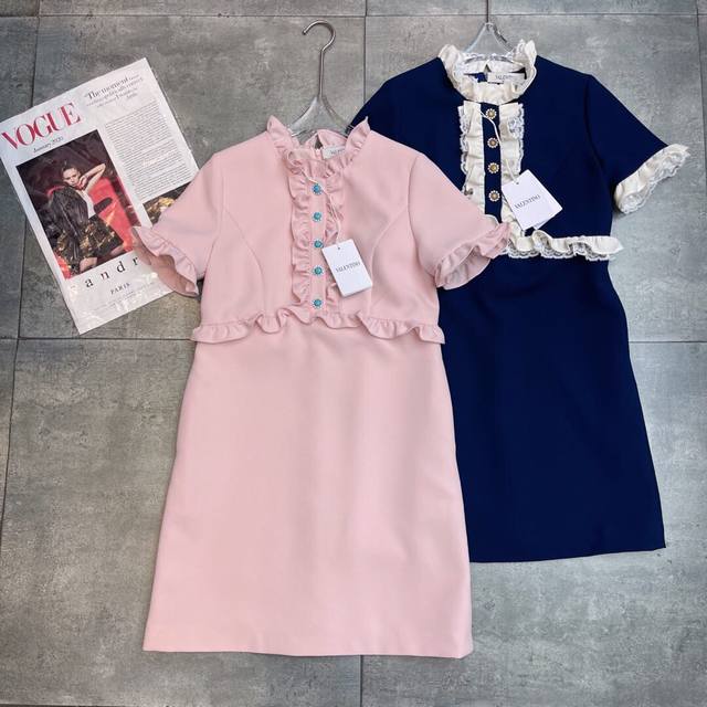 翻单出货 明星同款 Valent0冖秀场 2025早秋系列新款 ，减龄荷叶边 气质穿搭 水钻订珠钻扣 V家的连衣裙永远不会过时 立体剪裁略高腰设计 修身显瘦气质