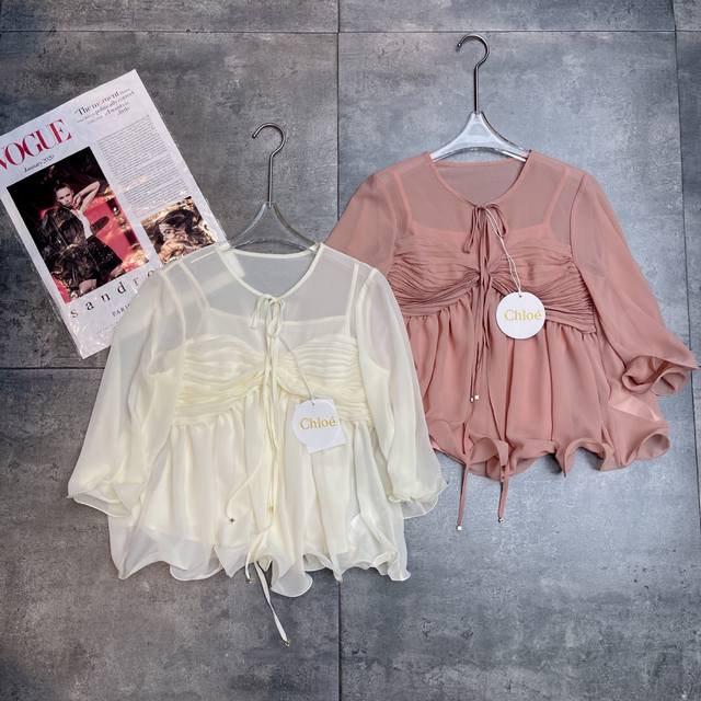 翻单出货 大爆款 Ch10€2025夏 新款 本季绝绝子 美到窒息 超仙女风甜美穿搭 层层曲线设计小心思满满 盛夏 百搭小衫必备神器 可搭配高腰牛仔裤、阔腿裤、