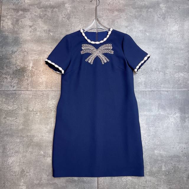 翻单出货 爆款推荐 Valent0冖秀场 2025夏季专柜新款 ，高版1:1重手工定制系列 闪亮水钻领口捏褶订珠蝴蝶结设计 减龄神器 可爱性感迷人 经典立体剪裁