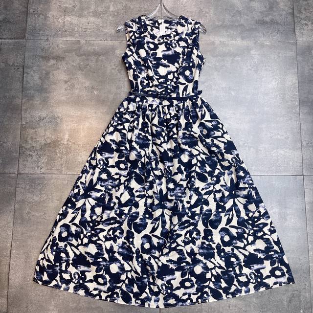 翻单出货，爆款 高版 Ma乄专柜2025盛夏新品 被这件裙子惊艳到了！石蜡水墨晕染印花 定制原版五金腰带 超大裙摆优雅大气 蓝色碎花度假风长裙 面料成分：100