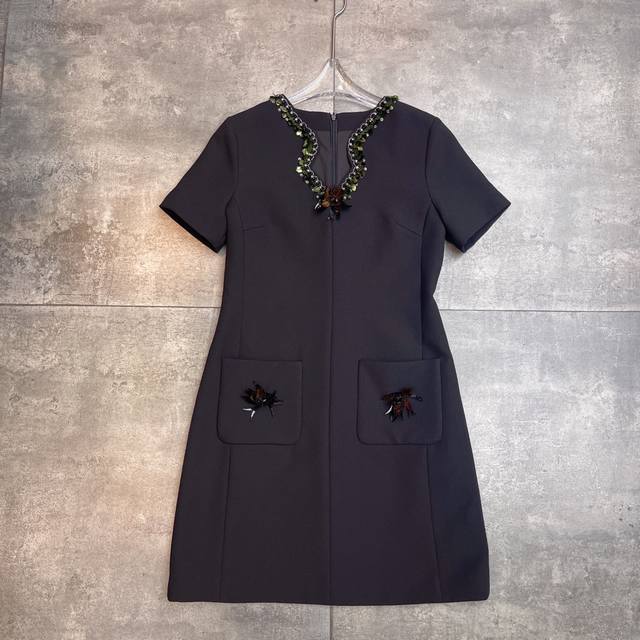 翻单出货 Valent0冖秀场 2025早春高定系列新款 ，奢华大气小礼服裙 珠片订珠花朵优雅气质高贵纯色连衣裙 面料成分：31%真丝 69%粘纤 颜色：杏色