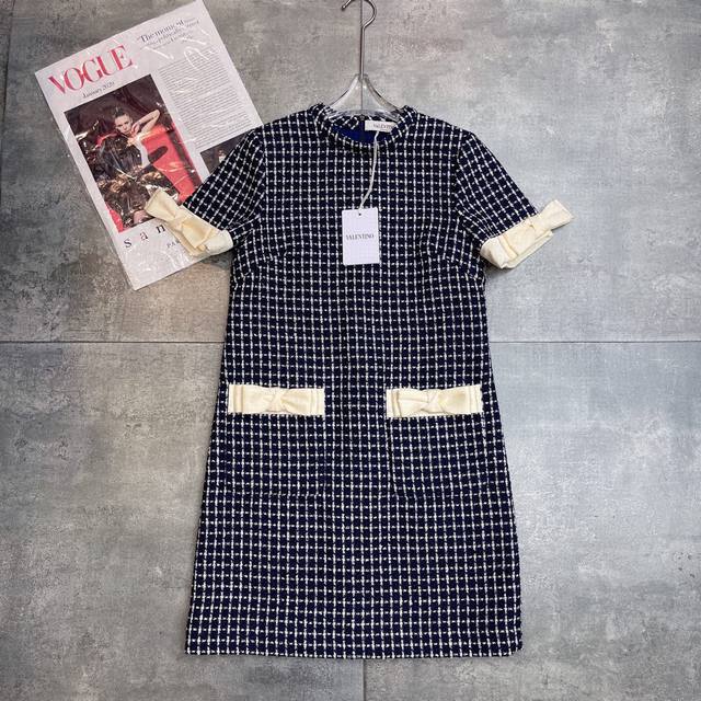 翻单出货 明星同款 Valent0冖秀场 2025早秋专柜新品 ，日常必备单品裙 蝴蝶结爰了爱了~绝美公主格子连衣裙 V家的连衣裙永远不会过时 立体剪裁能很好的