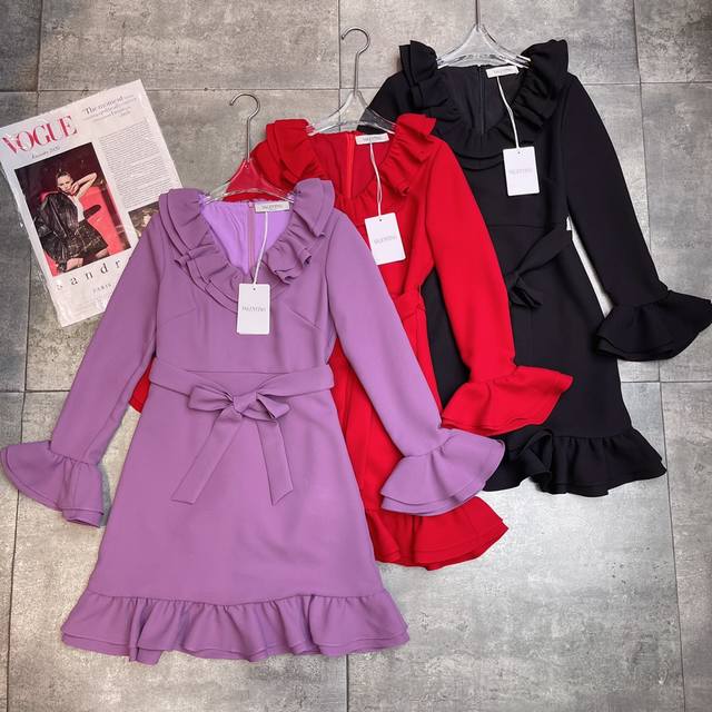 翻单出货 Valent0冖秀场 2025早秋系列新款 ，标志性V领荷叶边褶皱 层叠设计 复古中充满了浪漫。束腰鱼尾大摆长袖连衣裙 面料成分：31%真丝 69%粘