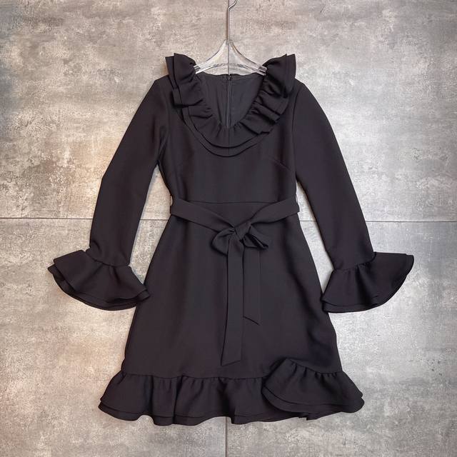 翻单出货 Valent0冖秀场 2025早秋系列新款 ，标志性V领荷叶边褶皱 层叠设计 复古中充满了浪漫。束腰鱼尾大摆长袖连衣裙 面料成分：31%真丝 69%粘