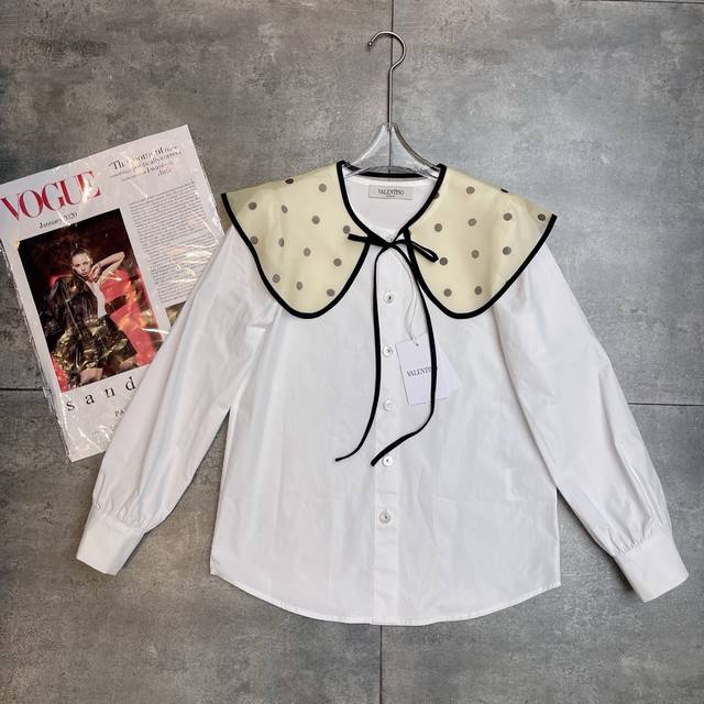 翻单出货 Valent0冖秀场 2025年早春秋同款，米开理新作 复古系列 闭眼入纯色衬衣一定要简洁，原板1:1贝壳镶钻钮扣 波点荷叶披肩领略显浪漫 袖口宫廷复