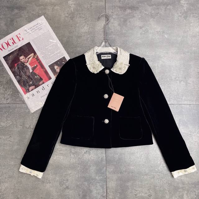 翻单出货 大爆款丝绒外套 明星同款 M*Umiu2025年秋冬专柜新款， 财阀千金减龄神器学院风翻领重工刺绣花朵纯手工订珠水钻 必入百搭单品 长袖外套 面料成分