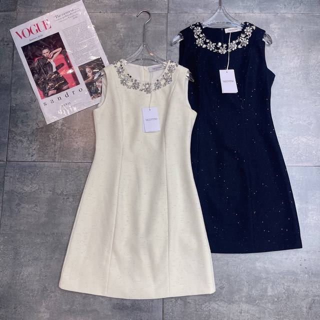 翻单出货 爆款 Valent0冖专柜重工1:1 定制，2025秋冬新款财阀千金小礼服裙 重手工订珠水钻 自带高级感 上身巨显瘦 修身无袖连衣裙 面料成分：30%