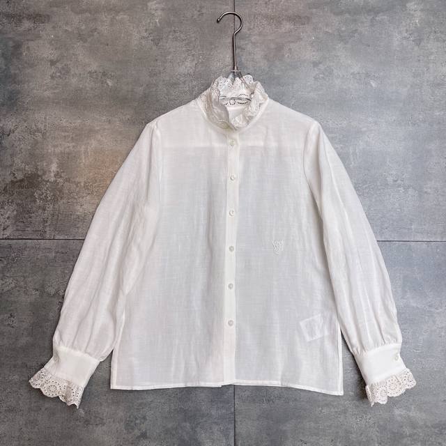 翻单出货 Valent0冖2025早秋新款 百搭衬衣 超美甜美花边 激光刺绣镂空设计 小心思满满 打底单穿必备神器 精致时髦单品 搭配高腰牛仔裤、阔腿裤、短裤、