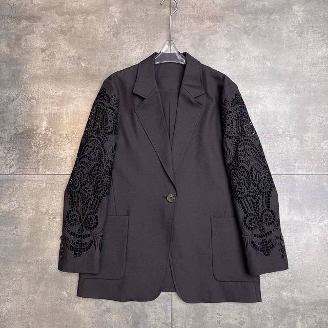 翻单出货 爆款 Maxm 丨专柜同步发售 2025早秋新 ＃高版＃极简线条实穿百搭 又飒又利落，袖子激光镂空刺绣 通勤日常必备单品 面料成分：30%棉 70%聚